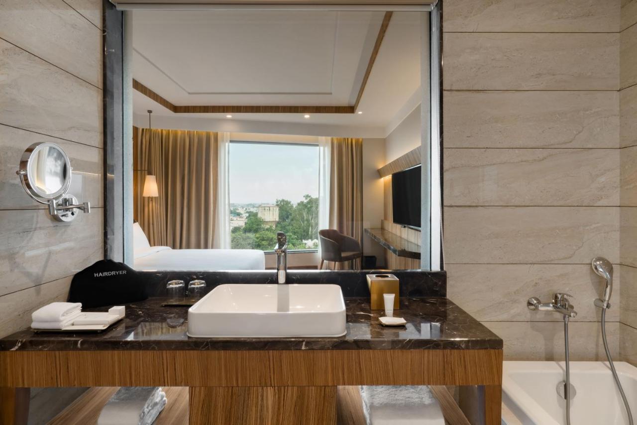 Radisson Bhopal Hotell Eksteriør bilde